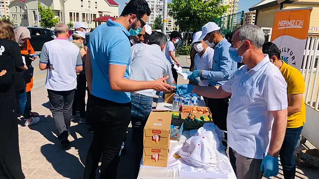 Başkan sınava giren öğrencilerle