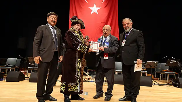 Başkan Yalçın'a 'Türk Dünyası üstün hizmet ödülü'