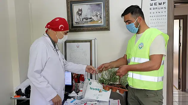 BAŞKAN YALÇIN'DAN HEKİM VE DİŞ HEKİMLERİNE BAYRAM ARMAĞANI