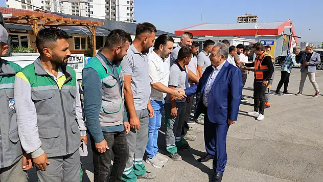 Başkan Yalçın personelle bayramlaştı