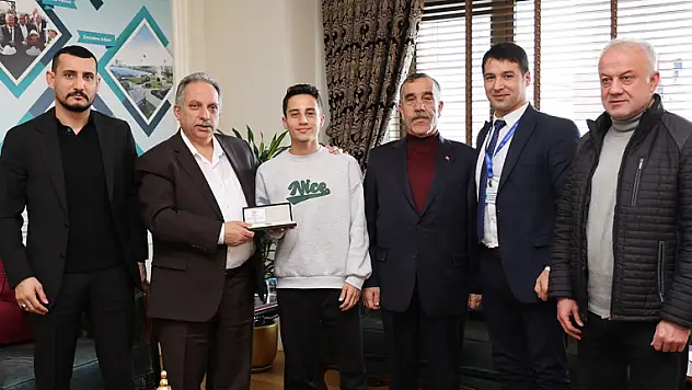 BAŞKAN YALÇIN TÜRKİYE 2.Sİ BOKSÖRÜ AĞIRLADI