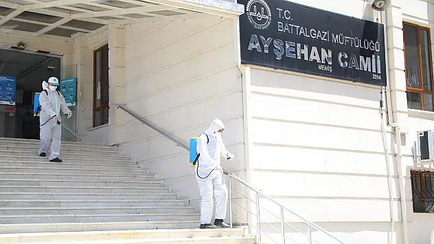 BATTALGAZİ BELEDİYESİ İBADETE AÇILACAK CAMİLERDE DEZENFEKTE ÇALIŞMASI BAŞLATTI .