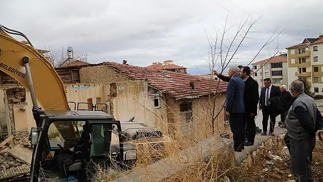 BATTALGAZİ'DEKİ METRUK BİNALAR TEK TEK YIKILIYOR