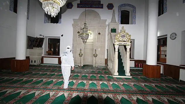 BAYBURT'TA CAMİLER İLAÇLANIYOR