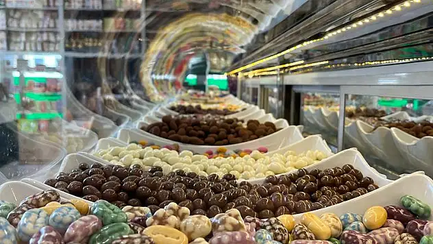 BAYRAM ÇİKOLATALARI VİTRİNDEKİ YERİNİ ALDI