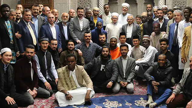 BAYRAM NAMAZI SONRASI VATANDAŞLA BAYRAMLAŞTI