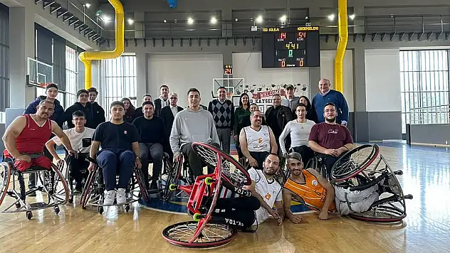 Bedensel engelli basketbolcular ile öğretmenleri gösteri yaptı