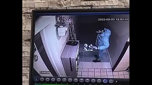 Beğendiği ayakkabıları çaldı
