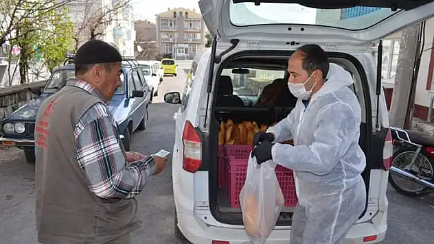 Belediye ekmek dağıtımına başladı