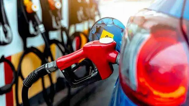 Benzine çifte indirim! Fiyatlar peş peşe düşüyor