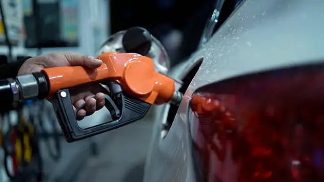 Benzine yine  zam geliyor