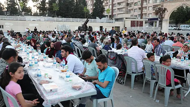 BİNLERCE KİŞİ BÜYÜKŞEHİR'İN KARDEŞLİK SOFRASINDA BULUŞTU