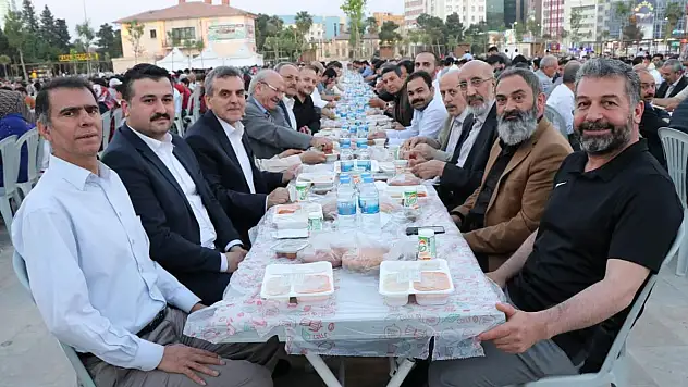 BİNLERCE ŞANLIURFALI, HALİL İBRAHİM SOFRASINDA BİR ARAYA