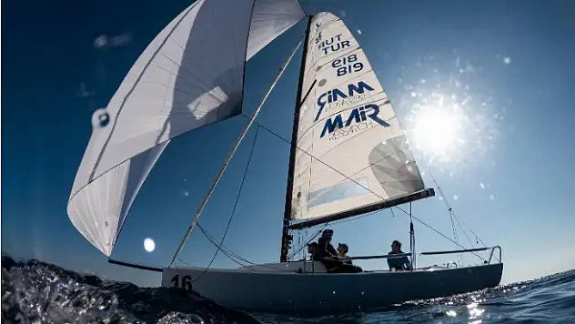 Bodrum'da yelkenler kış serisi için şişti