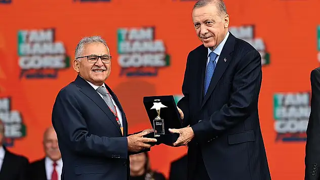 BÜYÜKKILIÇ, GENÇLİK FESTİVALİ'NDE CUMHURBAŞKANI'NIN ELİNDEN ÖDÜL ALDI