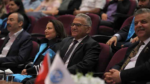 BÜYÜKKILIÇ, İLK MEZUNLARIN HEYECANINA ORTAK OLDU