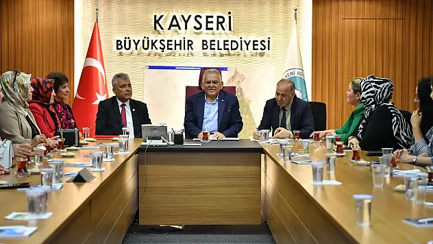 Büyükkılıç kadın muhtarlara anneler günü ziyareti yaptı