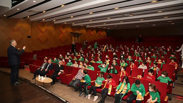 BÜYÜKKILIÇ, MİNİK ÖĞRENCİLERLE BİR ARAYA GELDİ