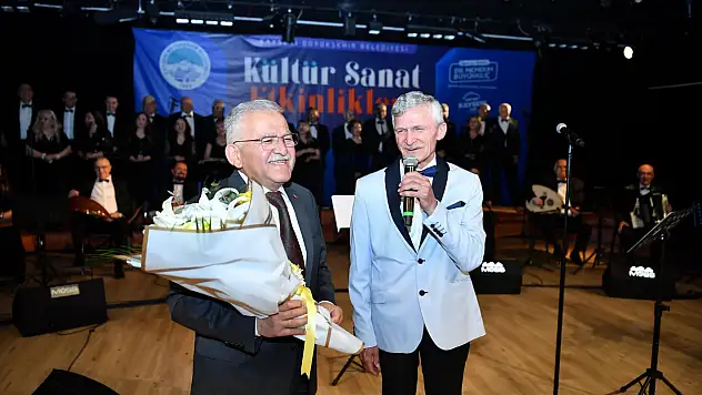 Büyükkılıç, Türk Sanat Müziği Konserinde Vatandaşlarla Buluştu