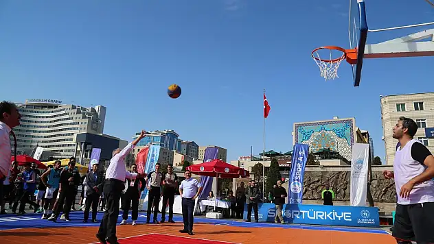 BÜYÜKKILIÇ, VALİ ÇİÇEK İLE BİRLİKTE SOKAK BASKETBOLU OYNADI
