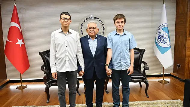Büyükkılıç, YKS'de Türkiye derecesi yapan öğrencileri tebrik etti