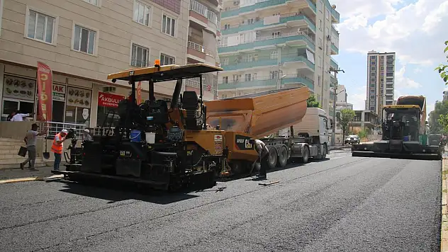 BÜYÜKŞEHİR'DEN ASFALT ATAĞINI  TÜM İLÇELERDE SÜRDÜRÜYOR