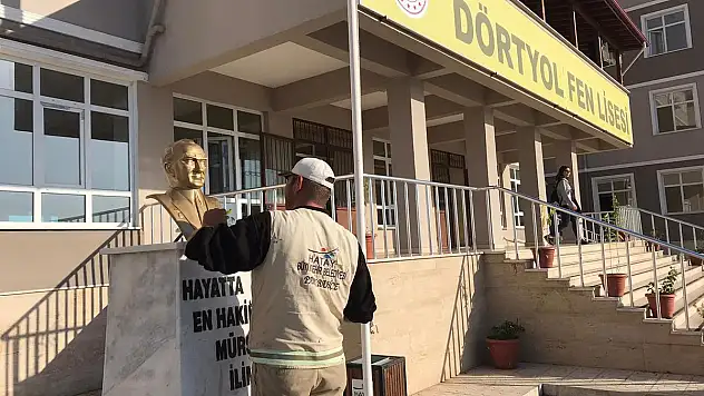 BÜYÜKŞEHİR'DEN ATATÜRK BÜSTLERİNE BAKIM ÇALIŞMASI