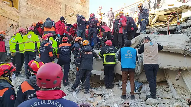 BÜYÜKŞEHİR'DEN DEPREMZEDELER İÇİN 24 SAAT KESİNTİSİZ HİZMET