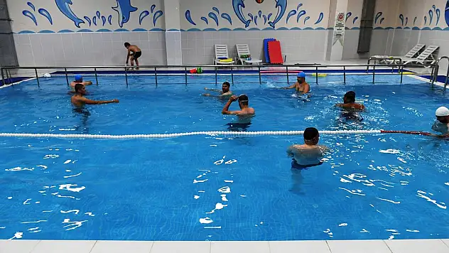 BÜYÜKŞEHİR'DEN ENGELLİ VATANDAŞLARA ÖZEL YÜZME HAVUZU