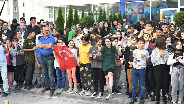 BÜYÜKŞEHİR'DEN ONBİNLERCE KİTAP İLE 'OKUMA AŞKINA' HİZMET