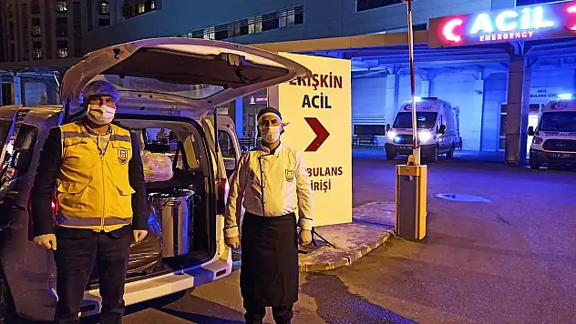 BÜYÜKŞEHİR'DEN SAĞLIK ÇALIŞANLARINA SICAK ÇORBA İKRAMI