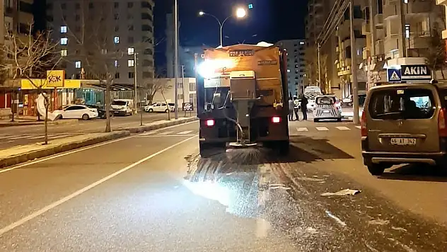 Büyükşehir Dona Karşı Tuzlama Yapıyor