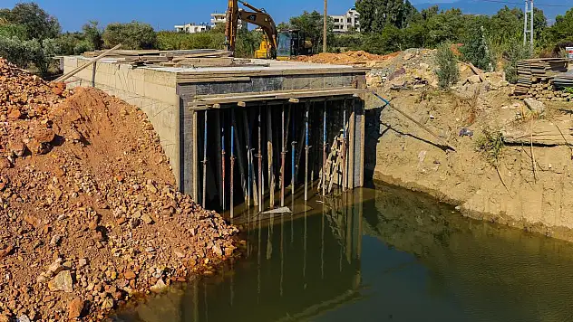 BÜYÜKŞEHİR'İN SAMANDAĞ'DAKİ MENFEZ ÇALIŞMALARI SÜRÜYOR