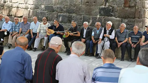 BÜYÜKŞEHİR'İN ULU ÇINARLARINDAN MEYDANDA KONSER