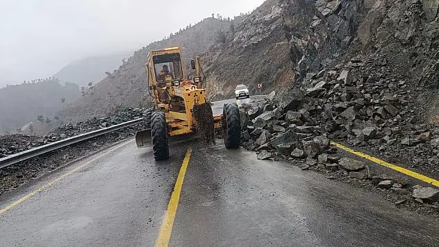 Büyükşehir Kapuzbaşı Yolu'ndaki Heyelana Müdahale Etti