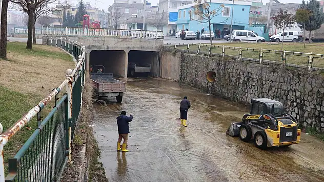 BÜYÜKŞEHİR KENT MERKEZİNDE DERELERİ TEMİZLİYOR