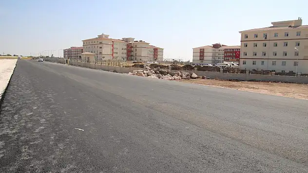 BÜYÜKŞEHİR, VİRANŞEHİR'DE OKUL KAMPÜS YOLUNU ASFALTLADI