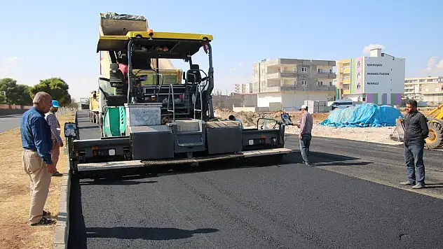 BÜYÜKŞEHİR, VİRANŞEHİR'DE YENİHAL CADDESİNİ ASFALTLIYOR