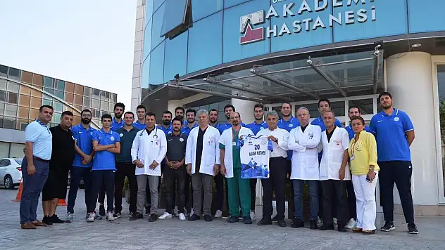 BÜYÜKŞEHİRLİ VOLEYBOLCULAR AKADEMİ HASTANESİ'Nİ ZİYARET ETTİ