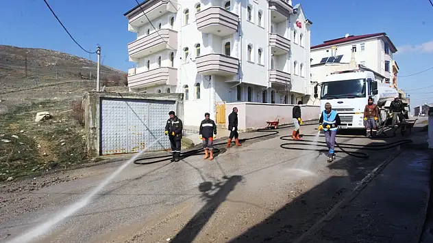 Cadde ve Sokaklar Köpüklü Su İle Yıkanıyor