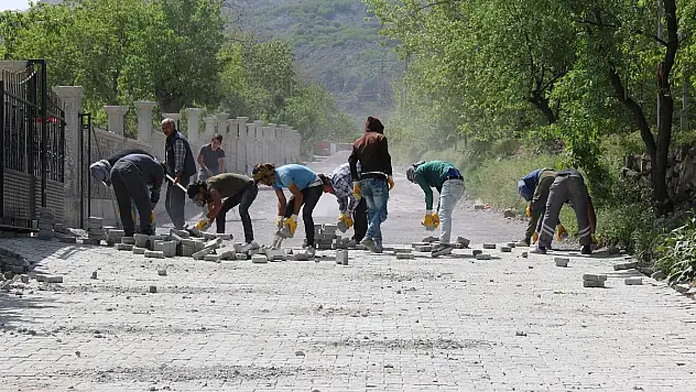 CADDE VE SOKAKLARA KİLİTLİ PARKE