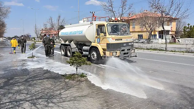 Caddeler dezenfekte ediliyor