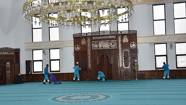 Cami Temizleme Ekibinden Temizlik Seferberliği