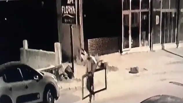 Camiden musluk ve alüminyum kapı çalan iki kişi tutuklandı