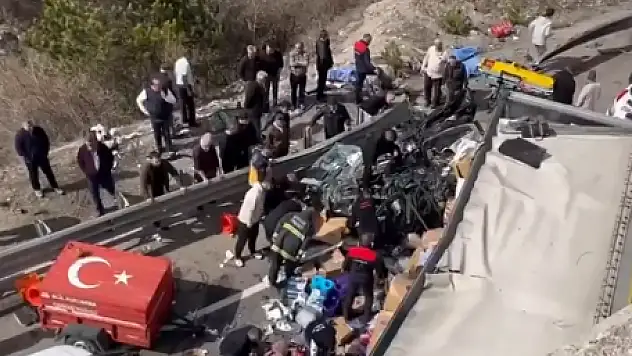 ÇANKIRI'DA FECİ KAZA 4 ÖLÜ 3 YARALI