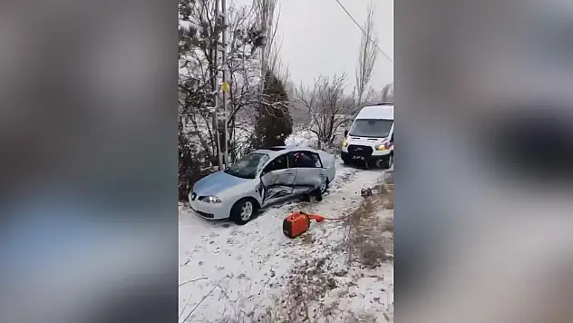 Çarpışan araçlar yoldan çıktı: 4 yaralı