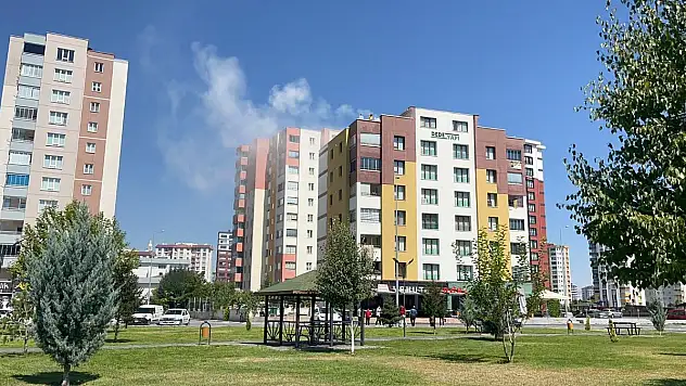 Çatıda çıkan yangın, panik yarattı