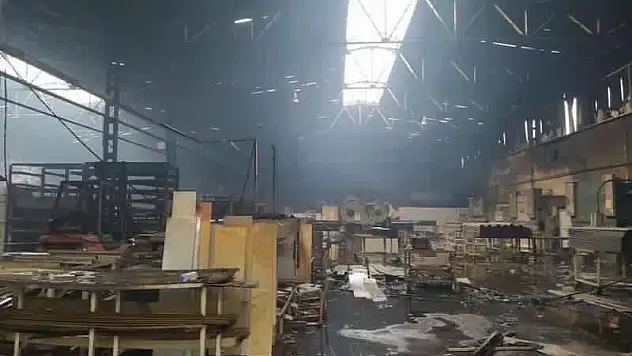 ÇELİK KAPI FABRİKASI YANDI