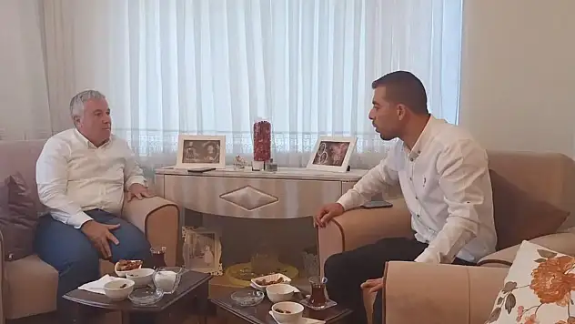 CHP'li Çetin Arık, rozet takılan muhtarı ziyaret etti