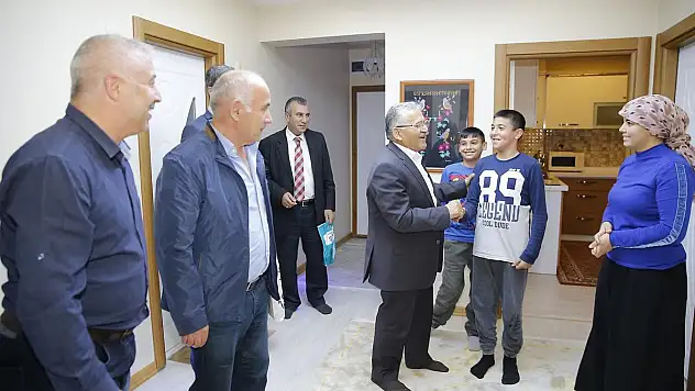 ÇOCUKLAR DAVET ETTİ, BAŞKAN KABUL ETTİ
